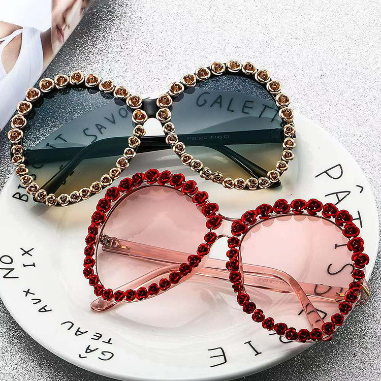 Rhinestone shining Women Sunglasses Fashion Shape Sunglasses